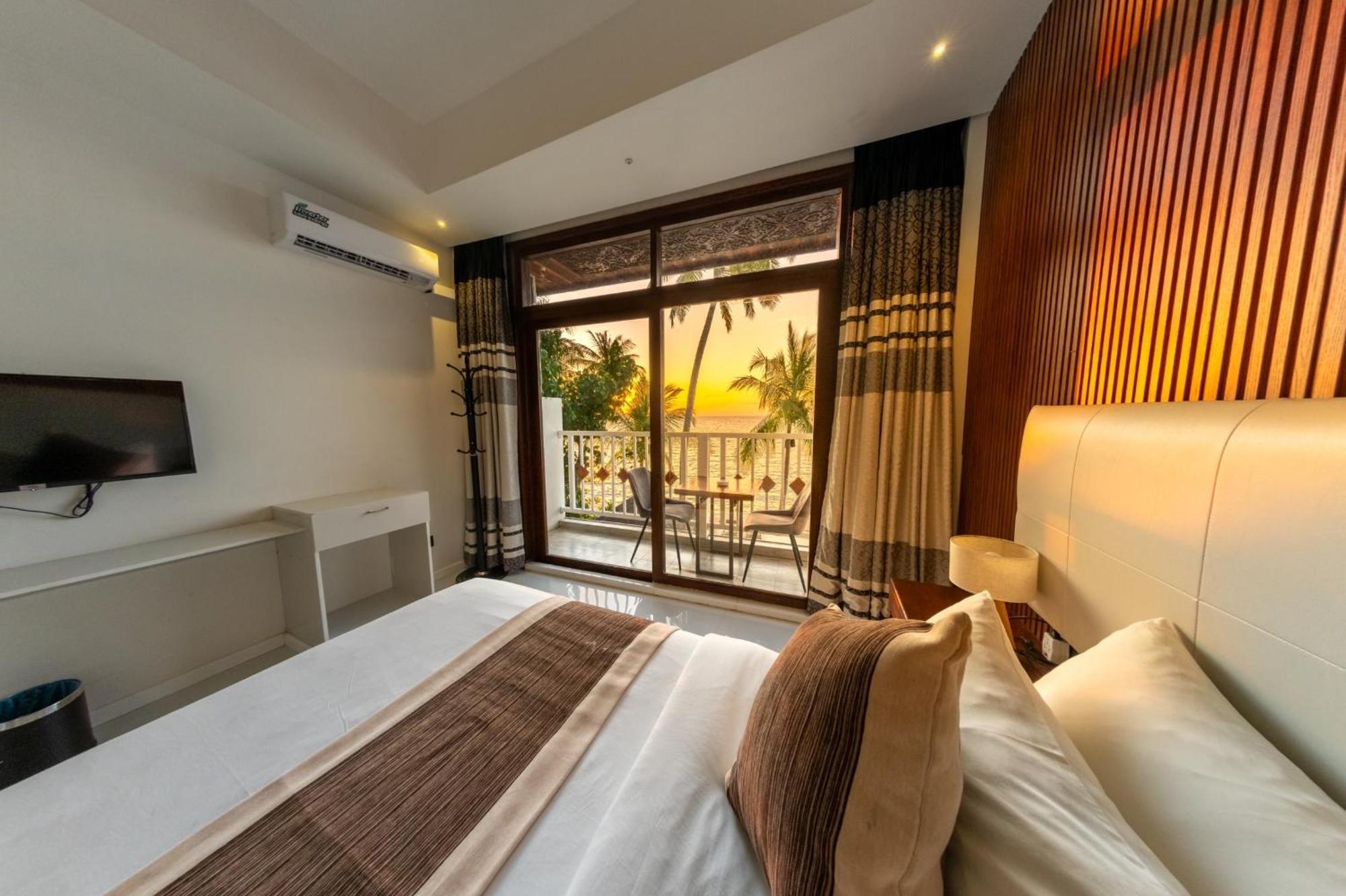 Heron Beach Hotel - The Best Maldivian Getaway In Dhiffushi,Maldives Dış mekan fotoğraf